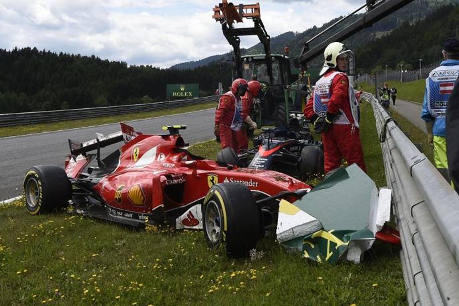 Zeltweg 2015: la Ferrari di Raikkonen e la McLaren di Alonso subito dopo il pauroso incidente nei primi giri del GP d&#39;Austria. Colombo 